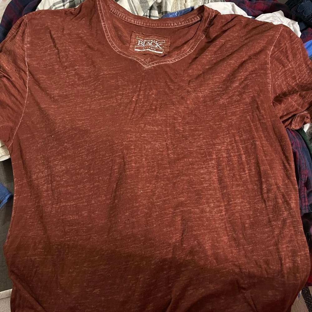 Rust buckle tee